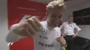 Ekspresi pebalap Mercedes, Nico Rosberg, setelah menjuarai balapan F1 GP Singapura untuk pertama kalinya, Minggu (18/9/2016). (Bola.com/Twitter/F1)