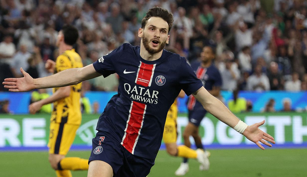 Pemain PSG, Khvicha Kvaratskhelia melakukan selebrasi setelah mencetak gol keempat timnya ke gawang Inter Milan dalam laga final Liga Champions 2024/2025 di Allianz Arena, Munchen, Jerman, Minggu (01/06/2025) dini hari WIB. (AFP/Franck Fife)