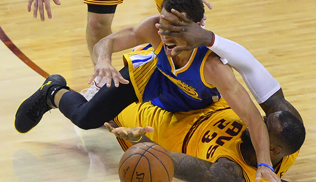 Duel perebutan bola LeBron James dari Cleveland Cavaliers dengan Stephen Curry dari Golden State Warriors (kiri) pada gim ketiga final NBA. (EPA/Larry W Smith)