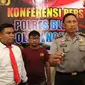 Polisi Polsek Ngawen menangkap oknum polisi gadungan yang menipu perempuan hingga puluhan juta rupiah. Saat ditangkap dirinya membawa dua jimat pengasih. (Liputan6.com/ Ahmad Adirin)