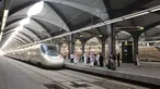 Para penumpang berjalan di peron ketika kereta api kecepatan tinggi Haramain resmi beroperasi di stasiun kereta Makkah, Kamis (11/10). Pengoperasian perdana kereta Haramain membawa jamaah dan musafir lainnya dari Makkah ke Madinah. (BANDAR ALDANDANI/AFP)