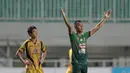 Pemain PS TNI, Sansan Husaeni (kiri) merayakan golnya ke gawang Mitra Kukar pada lanjutan Liga 1 2017 di Stadion Pakansari, Bogor (26/9/2017). PS TNI menang 2-1. (Bola.com/Nicklas Hanoatubun)