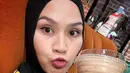 “Kalo anak2 histeris liat playground, ku histeris liat setnya Friends. Jujur baru nonton dan bisa nikmatin friends selama pandemi kmrn,” tulis Zaskia Adya Mecca bersama unggahan ini. “Pas SMA dan Kuliah sempet berapa kali coba nonton friends ko ga nyambung gitu rasanya ga relate jadi selalu stuck di episode 2/3 max,” cuit bintang film Ayat-ayat Cinta. (Foto: Dok. Instagram @zaskiadyamecca)