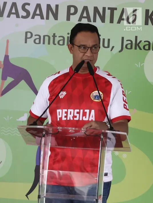 Gubernur  Anies Baswedan memberi sambutan pada peletakan batu pertama jalur Jalan Sehat dan Sepeda Santai (Jalasena) di kawasan Pantai Kita dan Pantai Maju, Minggu (23/12). Fasilitas publik ini nantinya bisa dinikmati warga. (Liputan6.com/Herman Zakharia)