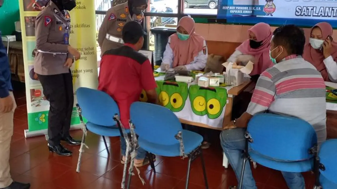 Pelaksanaan tes urine sopir angkutan jelang Natal dan Tahun Baru 2023 di Terminal Tawangalun Jember. (Istimewa)