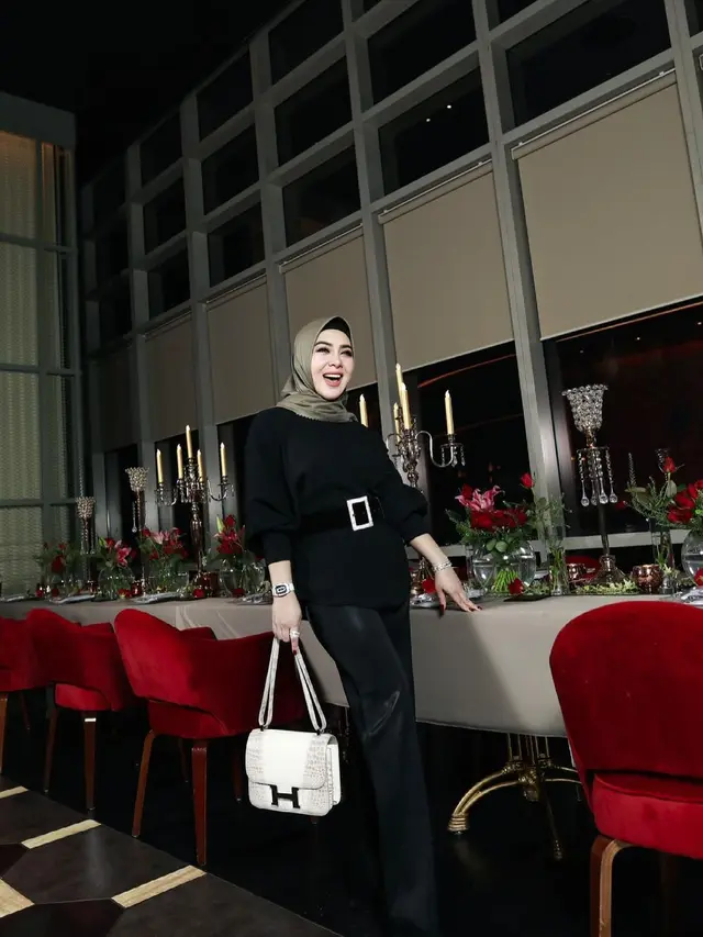 7 Potret Syahrini Pamer Restoran Suami, Punya Suasana Mewah