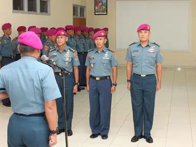 Citizen6, Sidoarjo: Setelah selesai upacara laporan korps kenaikan pangkat, Komandan Pasmar-1 memotong tumpeng dan diberikan kepada Letkol Marinir MH. Silalahi. (Pengirim: Budi Abdillah)