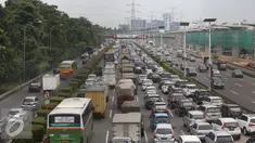 Kendaraan terjebak kemacetan di Tol Jagorawi, Jakarta, Selasa (29/11). Untuk mengurangi kepadatan, PT Jasa Marga (Persero) Tbk akan memberlakukan sistem transaksi terbuka di Jalan Tol Jagorawi mulai Juni 2017 mendatang. (Liputan6.com/Immanuel Antonius)