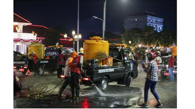 6 Potret Tri Rismaharini Pantau Pembenahan Fasilitas Umum Usai Demo, Sempat Geram