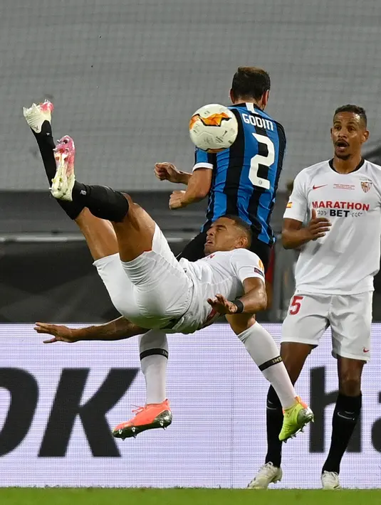 Bek Sevilla, Diego Carlos melompat untuk melakukan tendangan salto saat menghadapi Inter Milan pada pertandingan Final Liga Europa di Stadion Rhein Energie, Cologne, Jumat (21/8/2020). Gol indah Diego Carlos menjadi penentu kemenangan Sevilla 3-2 atas Inter Milan. (AP Photo/Martin Meissner, Pool)