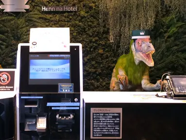Sepasang robot dinosaurus menyambut para tamu dari meja resepsionis Hotel Henn-na di Urayasu, Tokyo, 31 Agustus 2018. Hotel ini berbeda pada umumnya, seluruh staf atau pekerjanya adalah robot, termasuk dinosaurus menjadi resepsionis. (AFP/Kazuhiro NOGI)