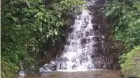 Mengisi waktu liburan, berkemah dan mandi di air terjun Irenggolo Kediri. (Liputan6.com/Dian Kurniawan)