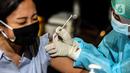 Tenaga medis menyuntikan vaksin COVID-19 kepada Karyawan Emtek Grup di Hall SCTV Tower, Jakarta, Jumat (4/6/2021). Vaksinasi Gotong Royong pendanaannya dibebankan kepada badan hukum atau badan usaha. (Liputan6.com/Johan Tallo)