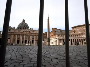 Lapangan Santo Petrus terlihat di belakang barikade yang didirikan di Vatikan, Roma pada Selasa (10/3/2020). Vatikan menutup lapangan Santo Petrus dan Basilika Santo Petrus bagi kunjungan wisatawan sampai 3 April untuk menghentikan penyebaran virus corona. (AP/Andrew Medichini)