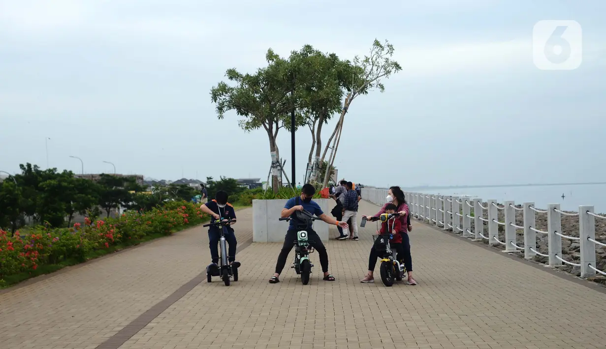 <p>Warga menaiki skuter listrik saat menikmati sore di Pulau Maju, Jakarta, Sabtu (26/2/2022). Pulau Maju adalah sebuah pantai Reklamasi Jakarta yang menghubungkan laut jawa masih dalam kawasan PIK. (merdeka.com/Imam Buhori)</p>
