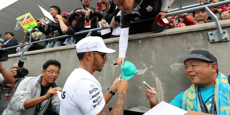 Gaya Lewis Hamilton Saat Sapa Penggemar Jelang F1 GP Jepang 2017