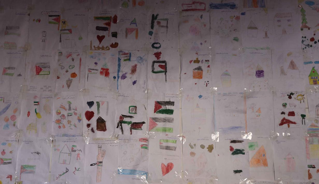 Beberapa anak dan kaum perempuan di Gaza menampilkan koleksi gambar sebagai bentuk ekspresi untuk menggambarkan suasana hati mereka di tengah konflik antara Israel dan Hamas yang berkepanjangan. Tampak dalam foto, pemandangan umum pameran yang menampilkan koleksi gambar oleh anak-anak dan perempuan di sebuah sekolah yang diubah menjadi tempat penampungan bagi pengungsi Palestina di kawasan Al-Rimal, Kota Gaza, pada 5 November 2025. (Omar AL-QATTAA/AFP)