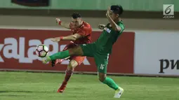 Pemain depan Persija, Marko Simic (kiri) dihalangi pemain PSMS, M Roby pada laga pertama semifinal Piala Presiden 2018 di Stadion Manahan, Solo, Jawa Tengah, Sabtu (10/2). Marko Simic mencetak tiga gol. (Liputan6.com/Helmi Fithriansyah)