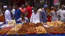 Pedagang kaki lima Bangladesh menjajakan makanan untuk berbuka puasa di pasar tradisional di Dhaka pada 10 Mei 2019. Seperti jutaan muslim di seluruh dunia, muslim Bangladesh berpuasa setiap hari selama bulan Ramadan dengan tidak makan dan minum dari subuh hingga petang. (MUNIR UZ ZAMAN/AFP)
