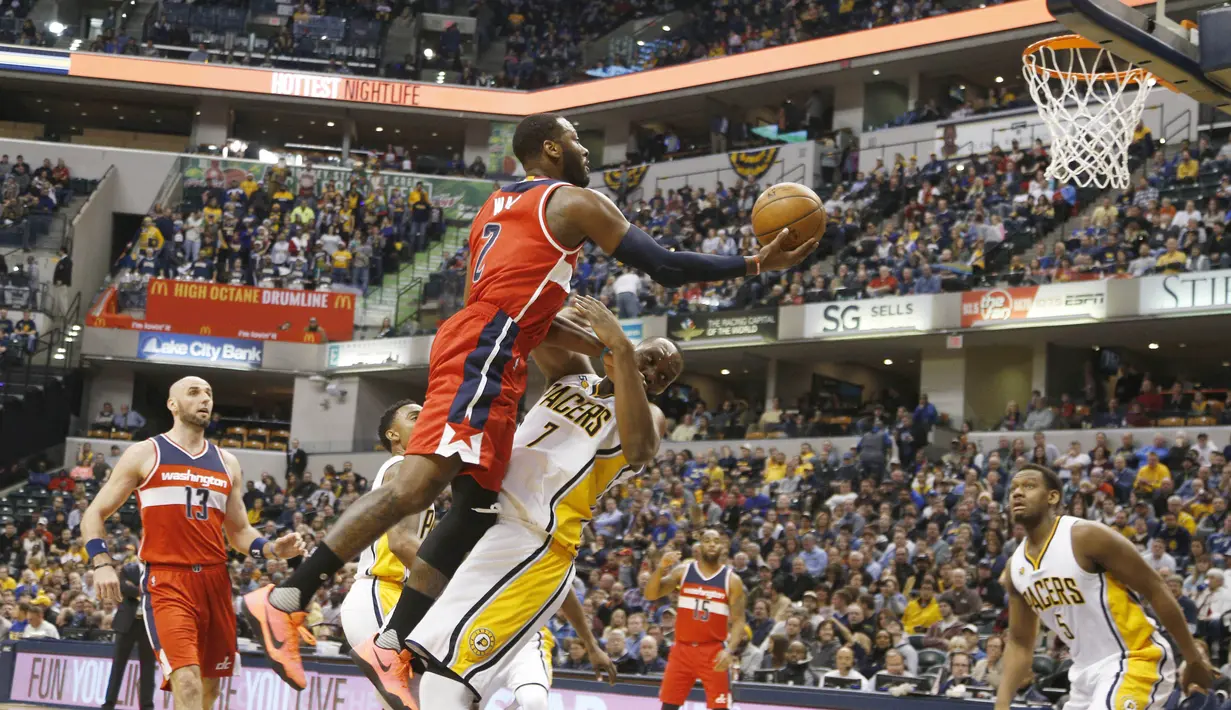 Aksi pemain Washington Wizards, John Wall (2) melewati hadangan pemain Indiana Pacers, Al Jefferson pada laga NBA basketball game di Bankers Life Fieldhouse, Indianapolis, (19/12/2016). (Reuters/Brian Spurlock-USA TODAY Sports)