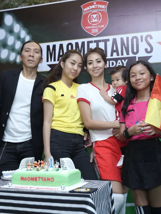 "Persiapan udah lama, sebulan. Mao emang suka lihat bola. Kalau dia liat bola dia excited banget," timpal Renny. (Galih W Satria/Bintang.com)