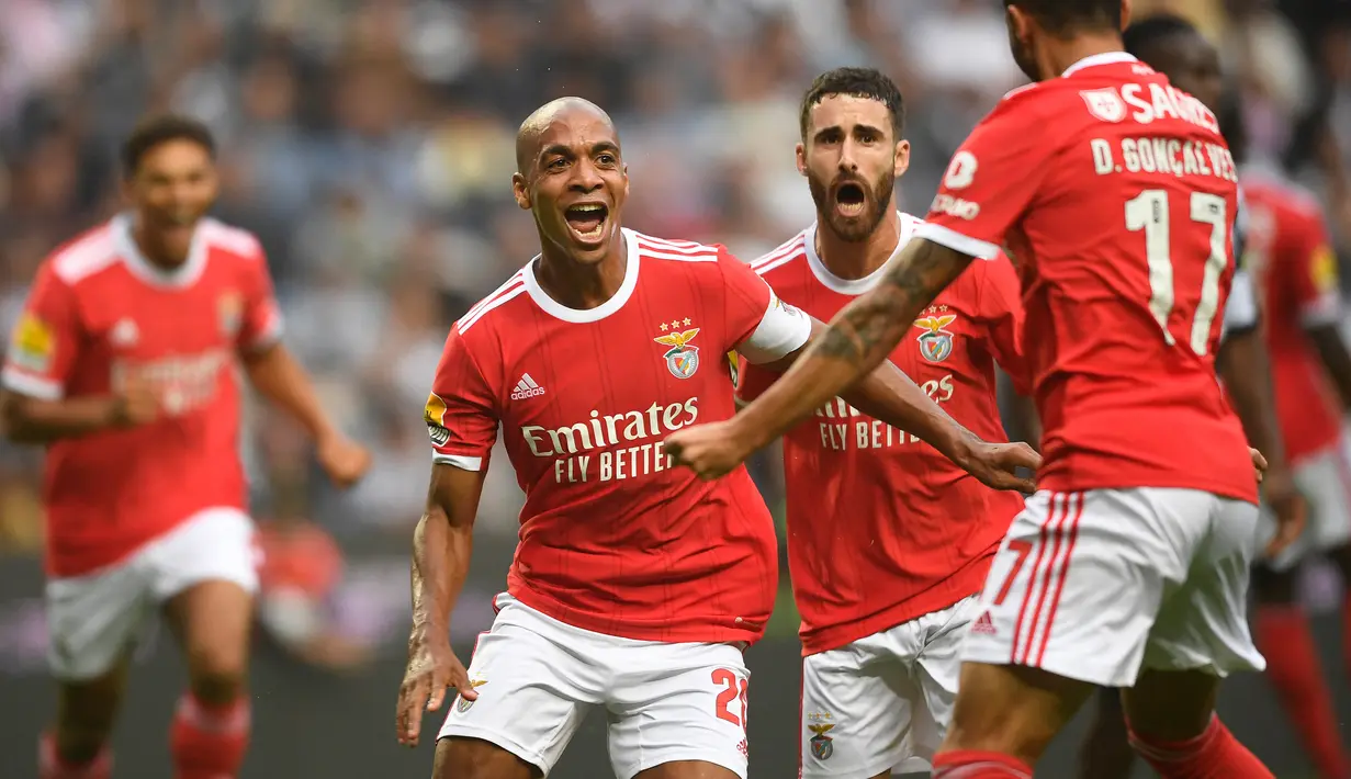 Benfica. Dengan menjual total 8 pemainnya di bursa transfer musim panas 2022/2023, Benfica mendapatkan pemasukan sebesar 127 juta euro atau setara Rp1,9 triliun. Pemasukan terbesar dihasilkan dari penjualan Darwin Nunez ke Liverpool senilai 75 juta euro, dan menjadi penjualan termahal kedua sepanjang sejarah klub. Rekor penjualan termahal Benfica hingga kini masih dipegang oleh Joao Felix yang dilepas ke Atletico Madrid dengan nilai transfer fantastis 127,2 juta euro pada awal musim 2019/2020. (AFP/Miguel Riopa)