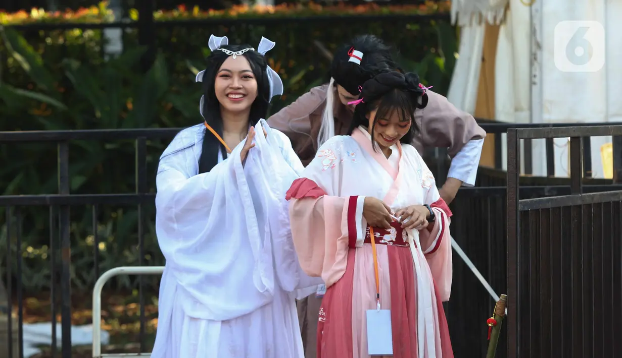 Penggiat hobi Cosplay mengenakan kostum karakter anime saat ajang Dunia Games Con (DG Con) 2022 di kawasan Gelora Bung Karno, Jakarta, Sabtu (29/10/2022). Para pengunjung juga dapat menikmati Games Exhibition Area yang menampilkan showcase produk dari sejumlah publisher gaming, esports team, hiburan mini games, hingga penyedia konsol/perangkat gaming. (Liputan6.com/Herman Zakharia)