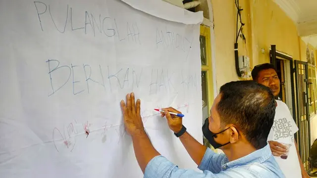 Petanis sawit anggota Kopsa-M membubuhkan tanda tangan dan cap darah menuntut hak yang berbulan-bulan tidak diterima.
