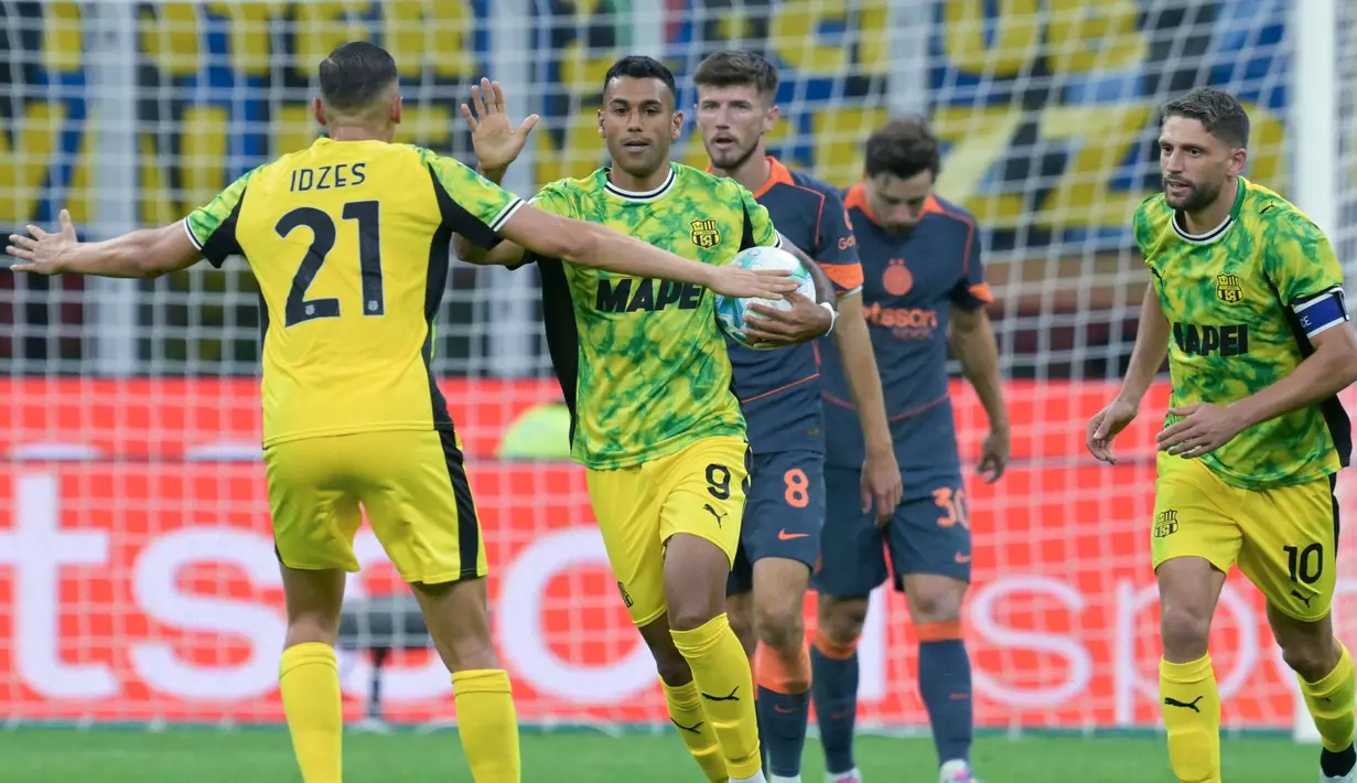 Pemain Sassuolo, Jay Idzes, bersama Walid Cheddira merayakan gol ke gawang Inter Milan pada matchday keempat Serie A 2025/2026 di Stadion Giuseppe Meazza, Senin (22/9/2025). (AFP/Stefano Rellandini)