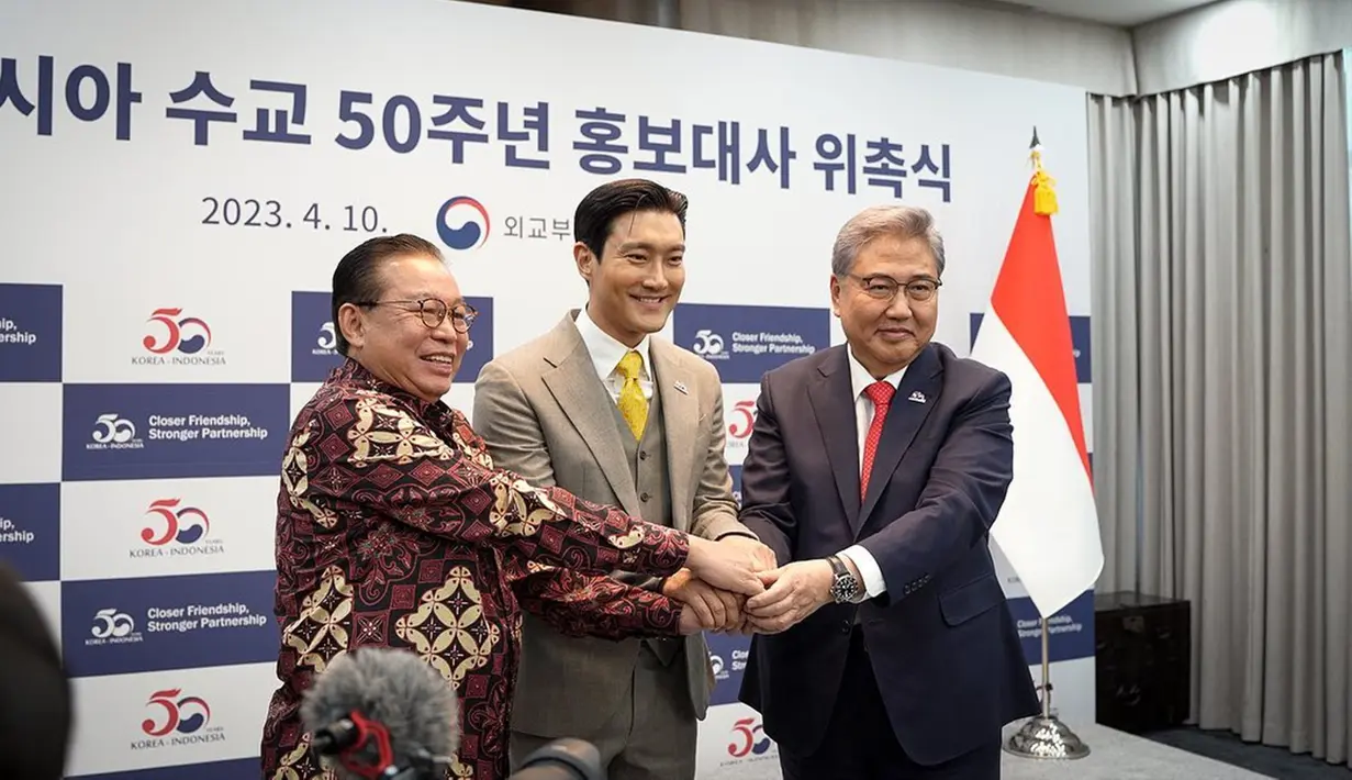 Siwon juga turut mengunggah momen pelantikannya dalam akun Instagram pribadinya. Bahkan, dalam unggahannya ia menuliskan keterangan foto menggunakan bahasa Inggris dan Indonesia. (Liputan6.com/IG/@siwonchoi)