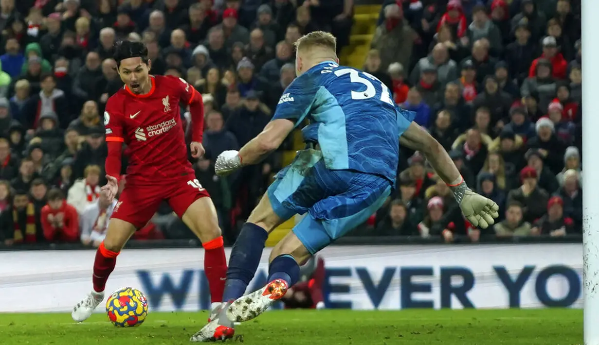 Pemain Liverpool Takumi Minamino mencetak gol ke gawang Arsenal pada pertandingan sepak bola Liga Inggris di Stadion Anfield, Liverpool, Inggris, 20 November 2021. Liverpool menang 4-0. (AP Photo/Jon Super)