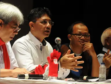 Wakil Ketua KPK (2015-2019), La Ode Muhammad Syarif (kedua kiri) saat menjadi pembicara seminar Pemberantasan Korupsi yang Memberikan Efek Jera di Jakarta, Kamis (18/01). Kegiatan ini sebagai respon tentang revisi UU KPK. (Liputan6.com/Helmi Afandi) 