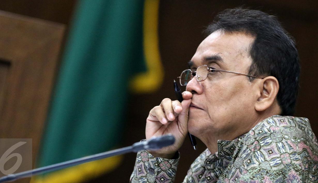 Mantan Panitera PN Jakpus Edy Nasution mendengarkan keterangan saksi di Pengadilan Tipikor, Jakarta, Rabu (14/9). Edy diduga menerima hadiah uang untuk mengurus sejumlah perkara terkait perusahaan Lippo Group di PN Jakpus (Liputan6.com/Helmi Afandi)