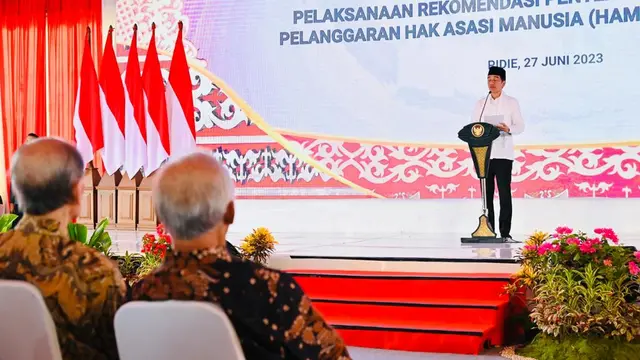 Presiden Jokowi saat Peluncuran Pelaksanaan Rekomendasi Non-Yudisial Pelanggaran HAM Berat, di Pidie, Aceh, Selasa (27/6/2023). (Foto: Muhammad Genantan Saputra/Merdeka.com)