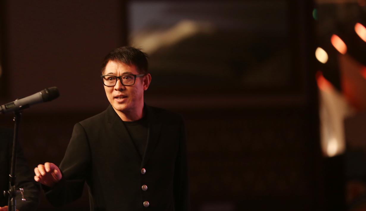Bintang Film dan Duta Wushu, Jet Li, saat memberi sambutan pada Pembukaan Kejuaraan Dunia Wushu 2015 di JCC, Senayan, Jakarta, Jumat (13/11/2015). (Bola.com/Nicklas Hanoatubun).