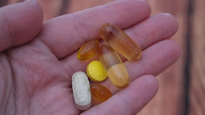 Ilustrasi vitamin untuk covid-19 dan daftar harga obat Covid-19 (dok.unsplash/ Kayla Maurais)