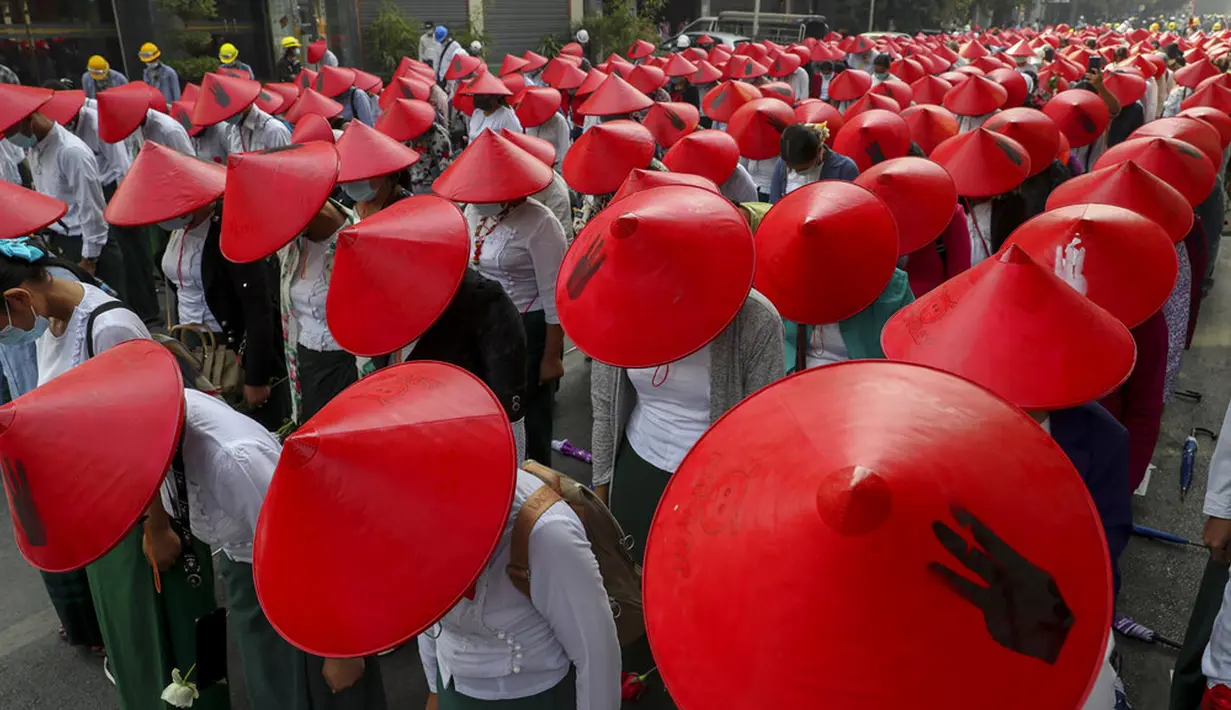 Guru sekolah antikudeta mengenakan seragam dan topi tradisional Myanmar saat berpartisipasi dalam demonstrasi di Mandalay, Myanmar, Rabu (3/3/2021). Demonstran di Myanmar turun ke jalan lagi pada hari Rabu untuk memprotes perebutan kekuasaan bulan lalu oleh militer. (AP Photo)