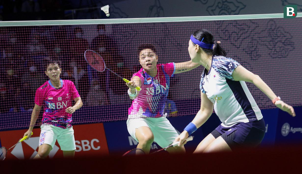 Ganda putri Indonesia, Apriyani Rahayu/Siti Fadia Silva Ramadhanti, kalah dua gim langsung 14-21 dan 19-21 dari pasangan Korea Selatan, Lee So Hee/Shin Seung Chan. (Bola.com/Bagaskara Lazuardi)
