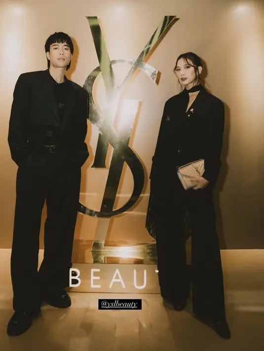 Sheila Dara tampil lebih kasual dengan pakaian serba hitam. Ia mengenakan blazer oversize dengan hiasan bros keemasan. Dipadukan apron lace di atasan celana panjang serta syal di lehernya. Ia membawa clutch YSL waena abu-abu. [@sheiladaisha]