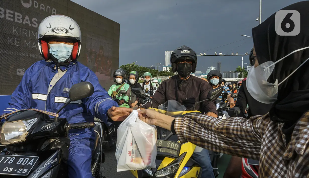 Aliansi Mahasiswa Lingkar Nusantara melakukan aksi dengan membagikan takjil di depan Gedung DPR/MPR, Jakarta, Rabu (6/4/2022). Dalam aksinya, mereka mendesak DPR untuk segera membentuk pansus terkait penambangan batu bara. (Liputan6.com/Johan Tallo)