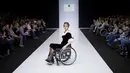 Model berpose di atas kursi roda memperagakan busana desainer Rusia, Tatyana Malchikova selama Moskow Fashion Week di Moskow, Kamis (23/3). Meski dengan kursi roda namun hal itu tidak menutupi kesempurnaan busana yang dipakai. (AP Photo/Ivan Sekretarev)