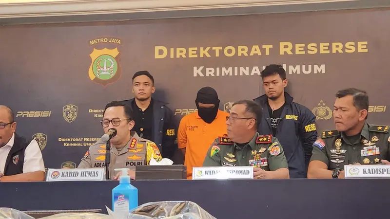 Polda Metro Jaya berhasil menangkap pelaku pembunuhan terhadap anggota TNI Angkatan Darat (AD), Praka Supriyadi atau Praka S (27), di Bekasi, Jawa Barat. Tersangka pembunuhan berinisial AWR dihadirkan dalam jumpa pers, Rabu (3/4/2024).