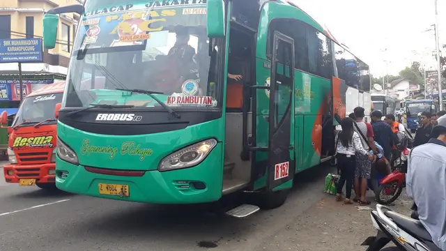 Ruas Jalur Lintas Selatan Jawa Tengah ruas Karangpucung relatif lancar pada arus balik lebaran 2018 ini. (Liputan6.com/Muhamad Ridlo)