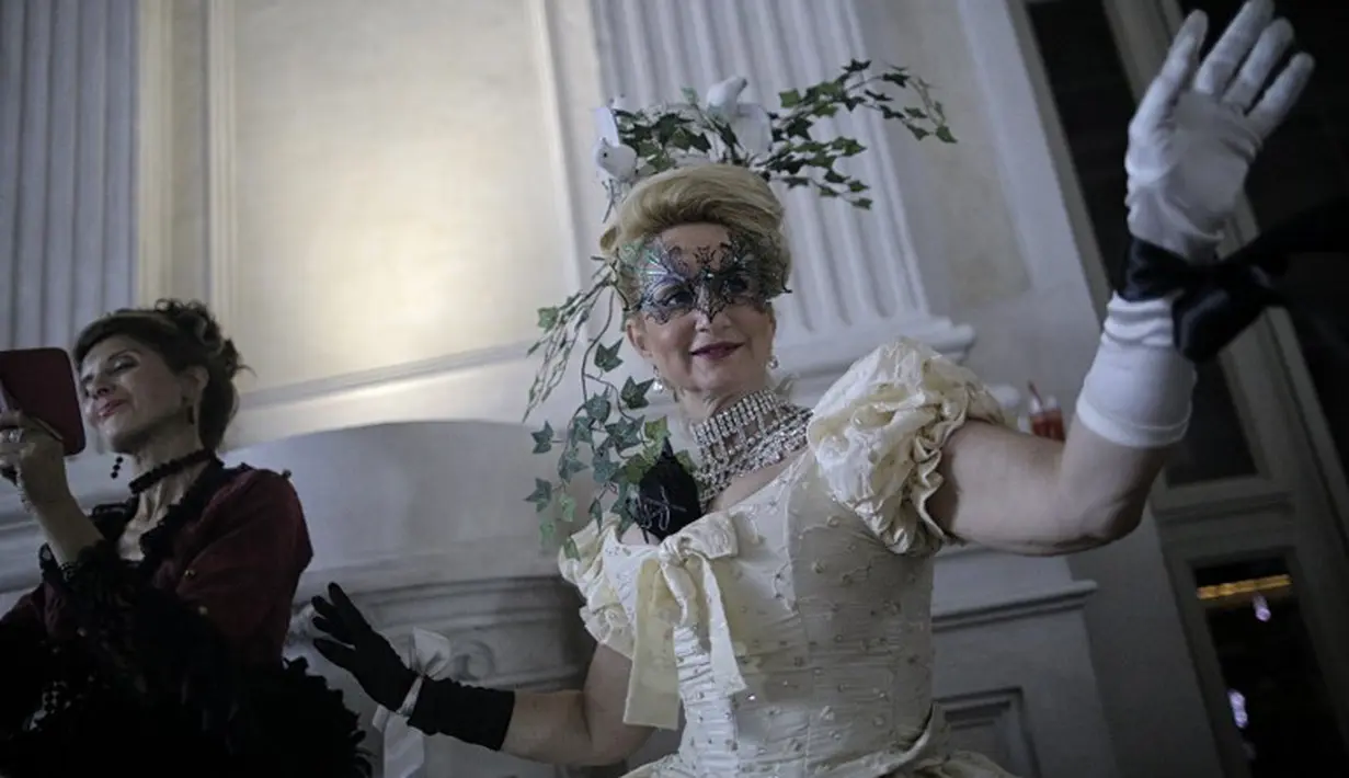 Sejumlah warga ikut memeriahkan Nuit Royale, sebuah acara kostum abad kedelapan belas di Istana Venaria Reale, bekas kediaman kerajaan, Turin, Italia, Sabtu (3/10/2015). (AFP Photo/Marco Bertorello) 