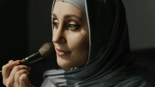 Perempuan sedang makeup