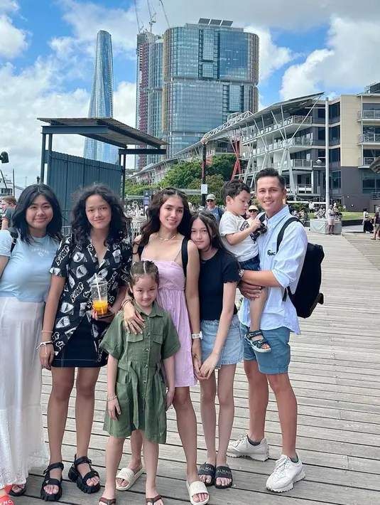 Penampilan Ussy Sulistiawaty saat di Australia juga tak lepas dari sorotan netizen. Dirinya bahkan terlihat bak ABG dengan simpel dress berwarna pink. (Liputan6.com/IG/@ussypratama)