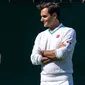 Princess of Wales, Kate Middleton (kiri), berbincang dengan petenis, Roger Federer, dalam sebuah pertandingan ekshibisi jelang Turnamen Tenis Grand Slam Wimbledon 2023 di The All England Tennis Club in Wimbledon, Sabtu (24/6/2023). (AFP/AELTC/Thomas Lovelock)