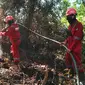 Personel Manggala Agni di Riau mendinginkan lokasi kebakaran lahan. (Liputan6.com/M Syukur)