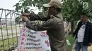 Panitia Pengawas Pemilu (Panwaslu) bersama Satpol PP mencopot spanduk Calon Legislatif saat penertiban Alat Peraga Kampanye (APK) di sepanjang Jalan Yos Sudarso, Jakarta Utara, Rabu (13/3). (merdeka.com/Iqbal S. Nugroho)