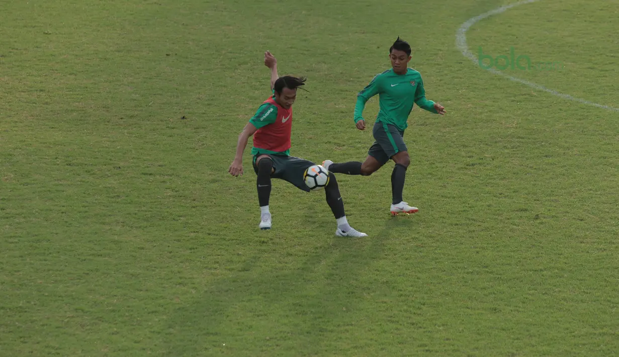 Pemain Timnas Indonesia U-23, Hansamu Yama (kiri) mengecoh Febri Haryadi pada sesi latihan di Lapangan ABC Senayan, Jakarta (20/6/2018). Indonesia akan melawan Korea pada laga uji coba 23-6-2018. (Bola.com/Nick Hanoatubun)